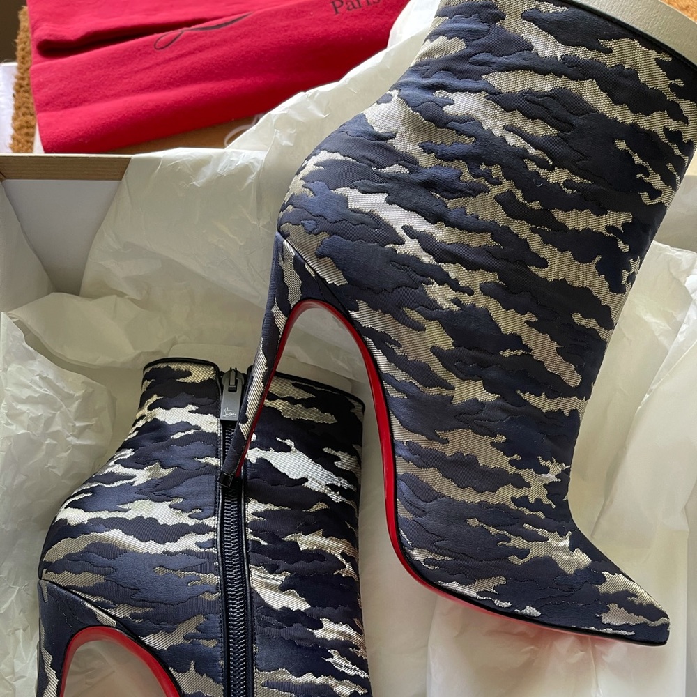 Christin Louboutin So Kate ankle booties. 100mm